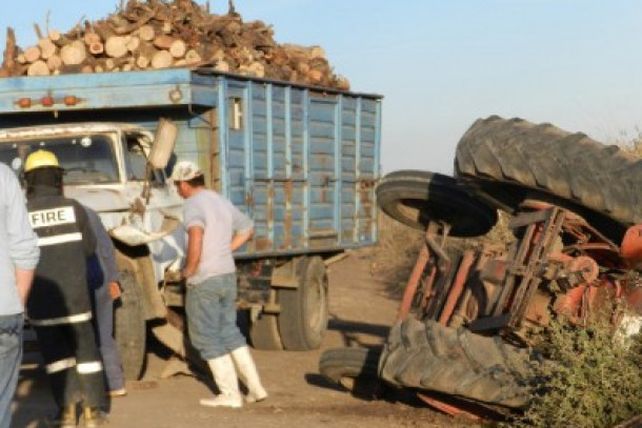 Tumbó un tractor que remolcaba un camión en Crucecitas Séptima