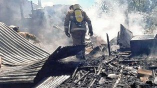 La casilla de la humilde familia quedó reducida a cenizas tras las llamas apagadas por los bomberos.