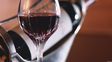 Dos jóvenes aseguran que pueden transformar agua en buen vino en pocos minutos