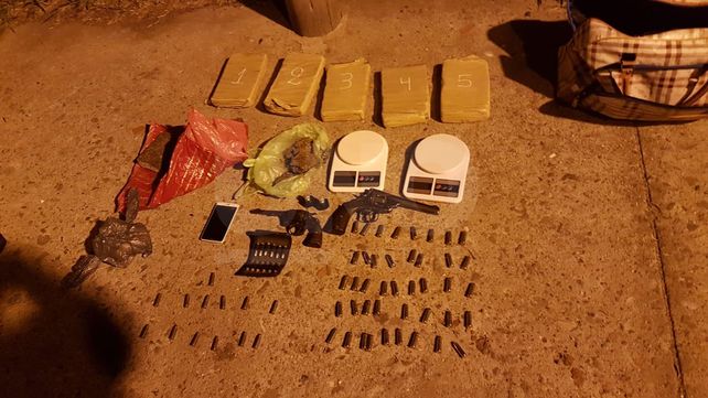 Se tiró de un auto con un bolso con marihuana, dos armas de guerra y 73 balas