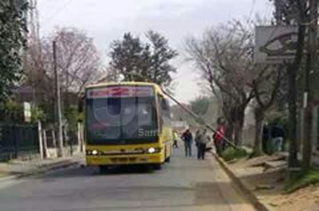 Un poste de luz cayó sobre un colectivo de la línea 2 en Rincón