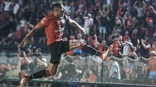 Luego de más de un año, Colón volvió a marcar un gol de un córner directo, con el cabezazo de Joaquín ibañez.