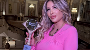 Wanda Nara con su premio en Estambul
