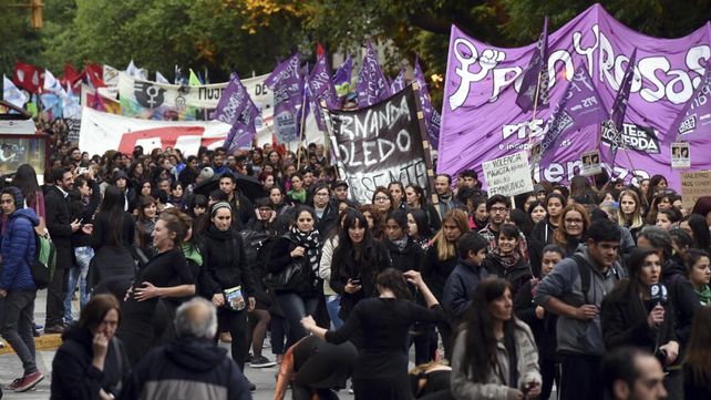 Una multitud vestida de negro marchó contra la violencia de género y los femicidios