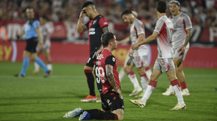 Ramírez se lamenta de que su cabezazo haya salido cerca del arco de Estudiantes, con Cardozo atrás también sufriendo. Newells generó poco.
