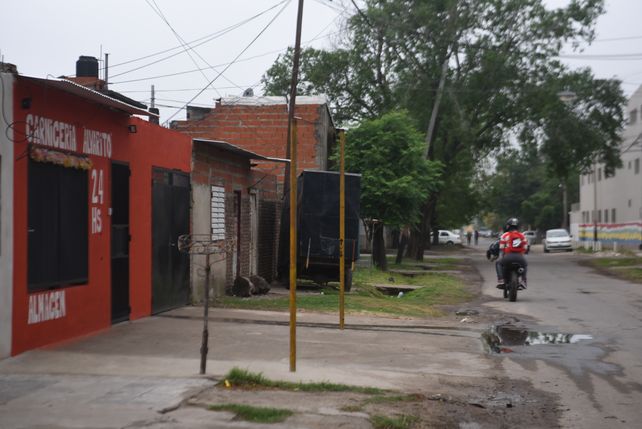 El comercio de Bertolé al 7200 donde fue atacado Matías Fernández la noche del jueves.