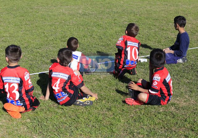 PEQUEÑOS SANTITOS. Mientras esperan su turno para jugar los niños de Patronato observan y alientan a sus compañeros que están dentro de la cancha. (Foto UNO/Diego Arias)