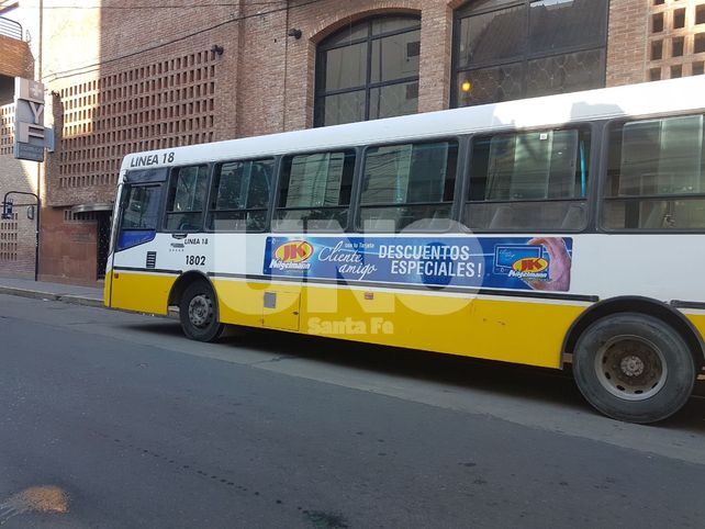 Un colectivero recibió un fierrazo en la cabeza cuando trabajaba en pleno centro santafesino