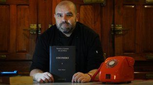 Andres Filippini en la barra de Donostia, con un tomo de los libros de Luis Irizar, su gran maestro de la cocina vasca.