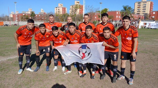 Las Flores II empató con Nuevo Horizonte y comparte la punta con Santa Fe Fútbol. Las Flores II empató con Nuevo Horizonte y comparte la punta con Santa Fe Fútbol.
