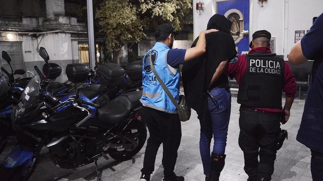Foto de archivo. Los tres prófugos se acercaron a las escuelas porteñas a votar