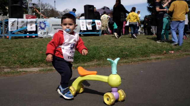Cientos de chicos y chicas coparon el parque Alem en un minimaratón de jardines