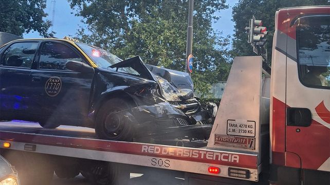 Un taxista quiso evitar un robo y terminó chocando con tres vehículos en Echesortu