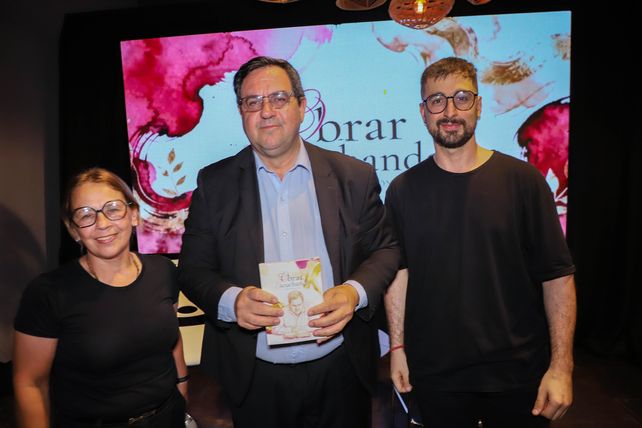 El intendente Enri Vallejos junto a los autores de “Obrar Escuchando”