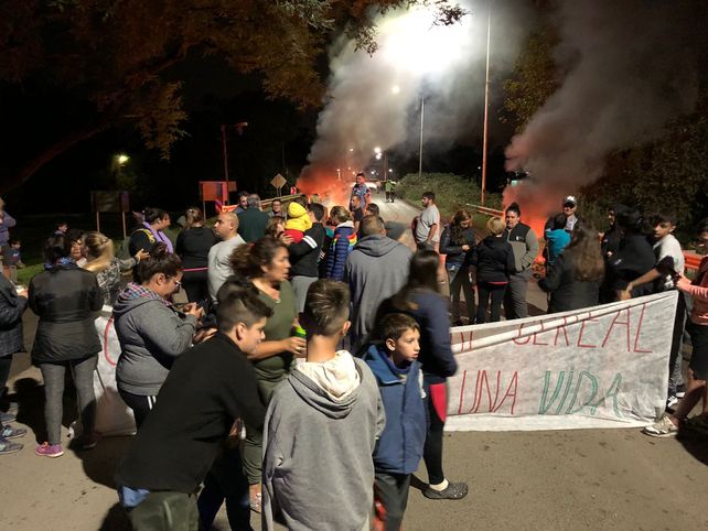 Cansados. Chicos y grandes necesitan que se realicen las obras viales para evitar la congestión de camiones.