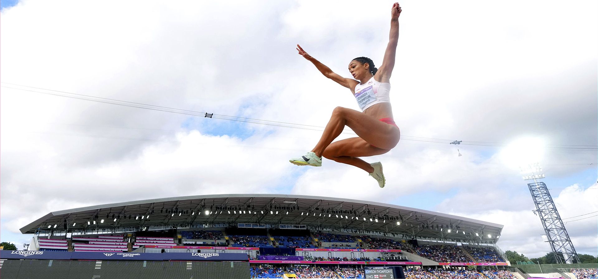 La inglesa Katarina Johnson-Thompson compite durante el salto de longitud del heptatlón femenino en el Alexander Stadium el sexto día de los Juegos de la Commonwealth de 2022 en Birmingham, Inglaterra, el miércoles 3 de agosto de 2022.