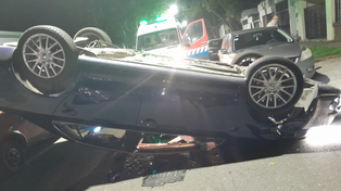 Vuelco en Sarmiento y pasaje Wagner, en zona sur. El conductor atropelló su ex y terminó chocando autos estacionados y volcando.&nbsp;