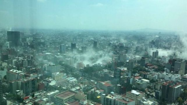La foto tomada desde la Torre Latinoamericana muestra el polvo levantado por edificios que colapsaban.