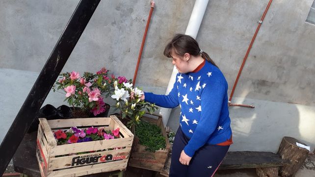 Cultivar la solidaridad: Adriana recibió apoyo para su vivero y está feliz