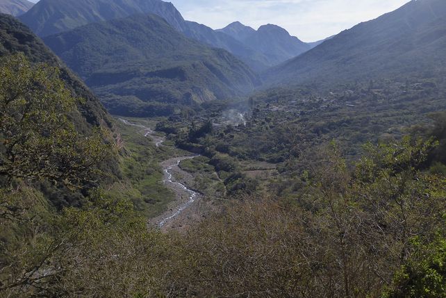 Impactante. En los valles transcurre la transición marcada del verde paisaje que muta desde la quebrada a la yunga.