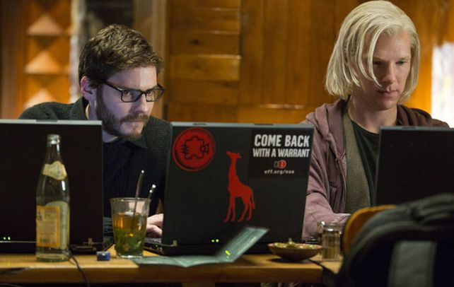 Ingenio. Daniel Brühl y Benedict Cumberbatch interpretan a Julian Assange y su socio Daniel Domscheit-Berg en el filme dirigido por Bill Condon.