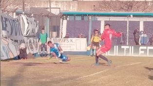 Campostrini toma el rebote tras el penal que le atajó Gastón Fernández y marca el 2 a 0.