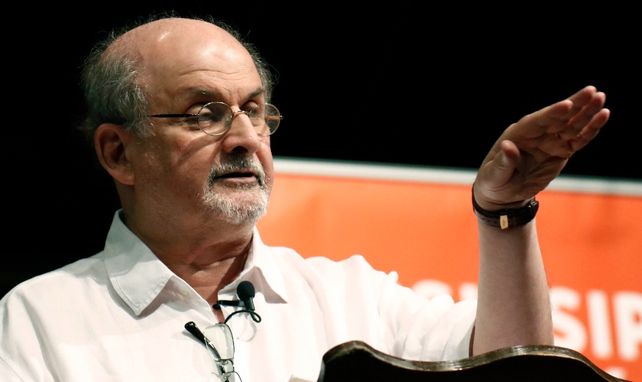 El agresor de Rushdie se declaró inocente mientras en Irán celebran su atentado