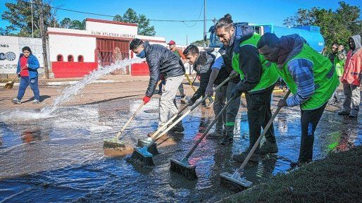 Concordia: baja el río Uruguay e inició la limpieza