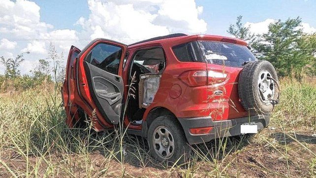 La Eco Sport era tripulada por dos personas e impactó de atrás a un camión que marchaba en la misma dirección.