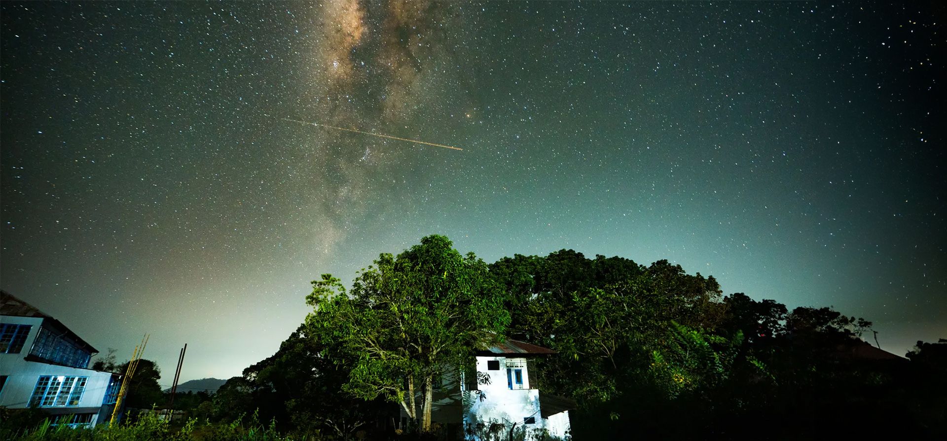 Ratnapura, Sri Lanka. Una trayectoria de vuelo iluminada y la Vía Láctea fueron vistas en el cielo durante la lluvia de meteoros Perseidas asociada con el cometa Swift-Tuttle. Los meteoros se llaman Perseidas porque aparecen desde la dirección general de la constelación de Perseo. Fotografía: Thilina Kaluthotage/NurPhoto/Shutterstock Ratnapura, Sri Lanka. Una trayectoria de vuelo iluminada y la Vía Láctea fueron vistas en el cielo durante la lluvia de meteoros Perseidas asociada con el cometa Swift-Tuttle. Los meteoros se llaman Perseidas porque aparecen desde la dirección general de la constelación de Perseo. Fotografía: Thilina Kaluthotage/NurPhoto/Shutterstock