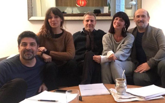 Cesc Gay (izquierda) junto el elenco.