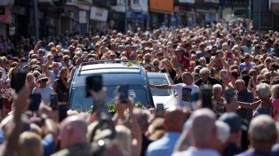 Fanáticos de Bonnie Tyler llenaron las calles de un pueblo galés para su funeral