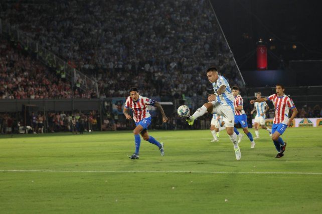 Lautaro Martínez marcó el gol de Argentina.