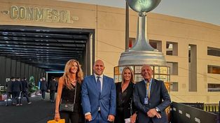 Cristinziano, Belloso, Mónica (pareja de Russo) y el técnico de Central, en la sede de la Conmebol por el sorteo de la Copa Libertadores.