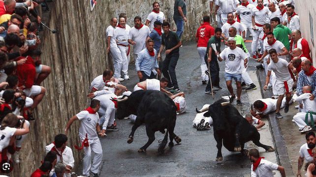 En un juicio irónico y ficcional, Hemingway fue declarado inocente por masificar San Fermín