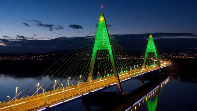 Dos árboles de Navidad en un puente de Budapest.