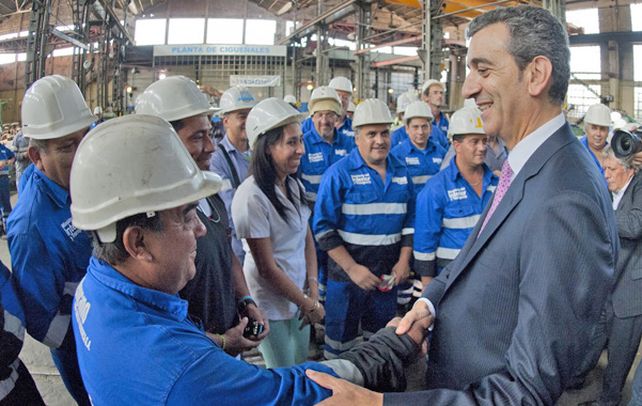 Trenes para todos. El ministro Randazzo saluda a ferroviarios cordobeses.