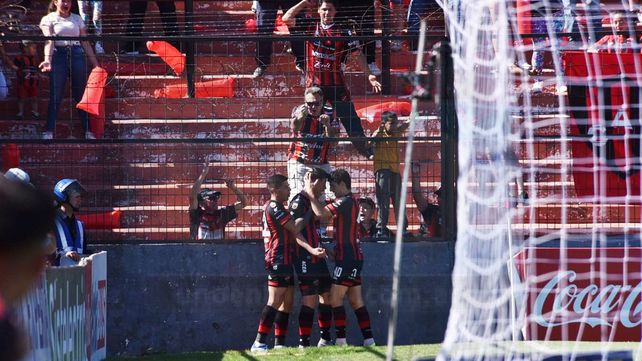 Marcelo Estigarribia festejando el gol de Patronato ante su gente.