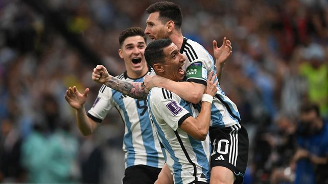 Di María grita con el alma el gol de su amigo Lionel Messi. Se suma Julián Alvarez.