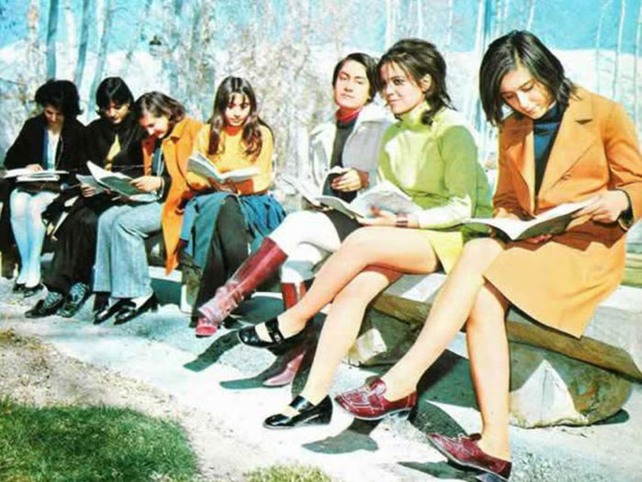 Estudiantes universitarias en un parque de Teherán a inicios de los años 70.
