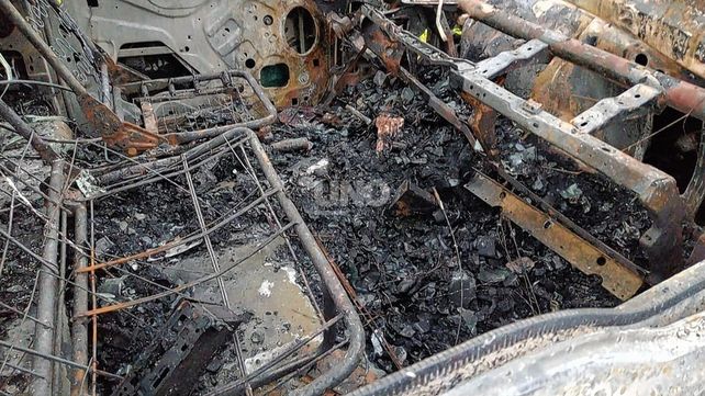 Tremendas imágenes del incendio que quemó un camión de la Municipalidad de Santa Fe
