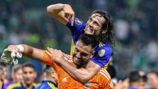 Cavani y Romero festejan la clasificación de Boca a la final.