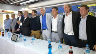 Plana mayor. En la mesa estuvieron algunos de los que dejan el club y otros de los que ayer entraron en funciones.