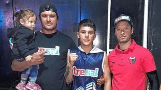 César Crenz junto al Rusito Alan y su entrenador Carlos Lemos del Club Colón.