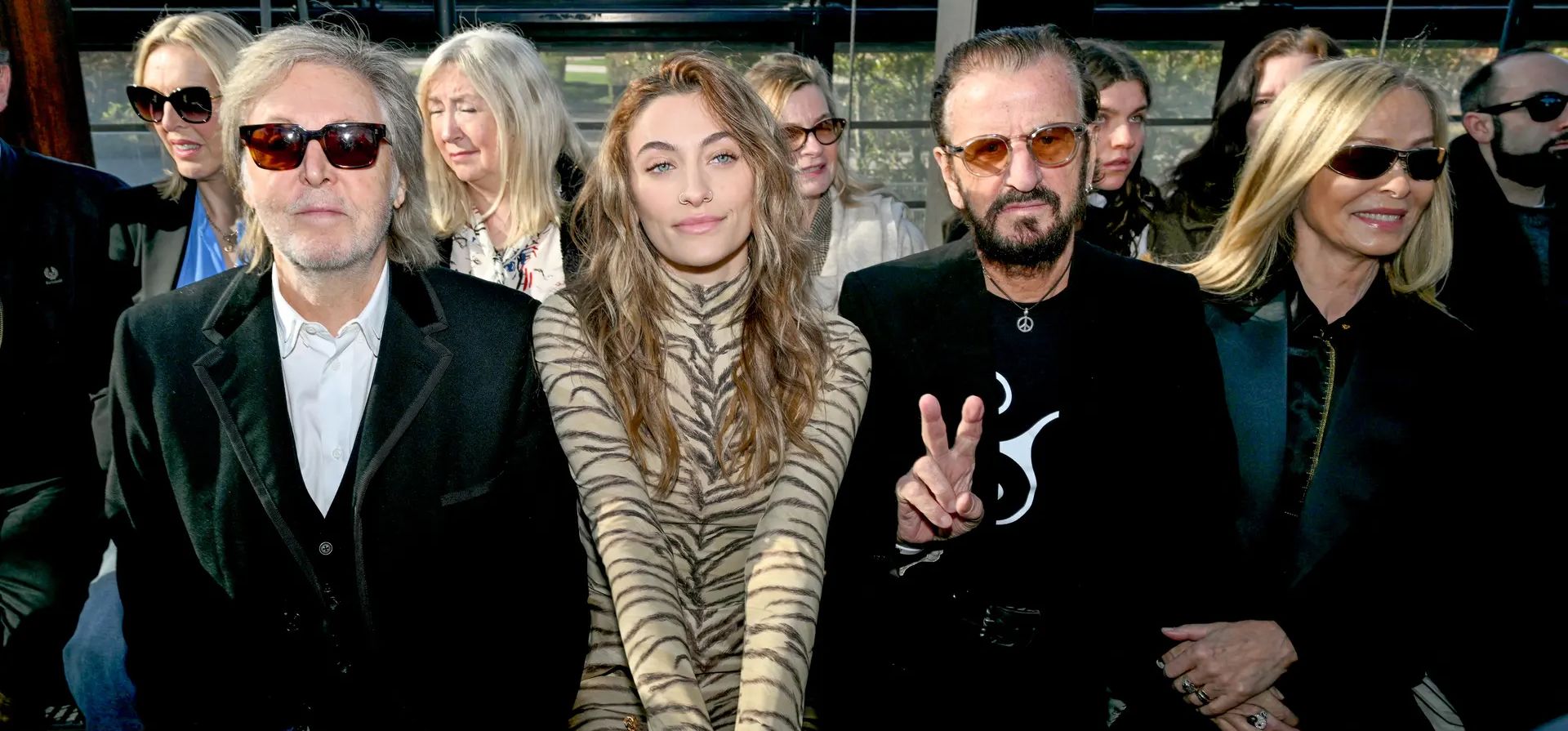 Sir Paul McCartney, Paris Jackson, Sir Ringo Starr y Barbara Bach asisten a un desfile de Stella McCartney en la semana de la moda de París. Fotografía: Miguel Medina/AFP/Getty Images Sir Paul McCartney, Paris Jackson, Sir Ringo Starr y Barbara Bach asisten a un desfile de Stella McCartney en la semana de la moda de París. Fotografía: Miguel Medina/AFP/Getty Images