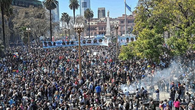 Con una fuerte condena a los discursos de odio, una multitud colmó la Plaza de Mayo