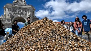 Una montaña de colillas de cigarrillos en Lisboa para concientizar