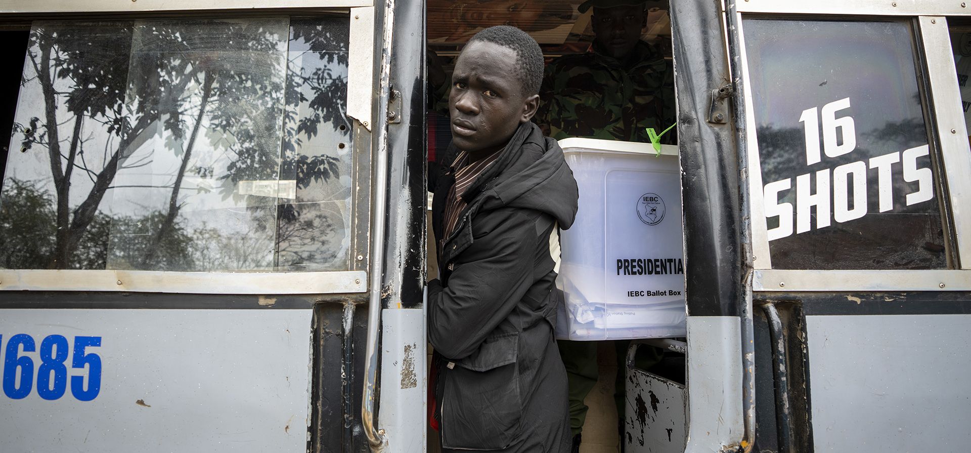 Un trabajador lleva una urna electoral presidencial en un minibús que transporta a trabajadores electorales a un centro de recolección y escrutinio en Nairobi, Kenia, el miércoles 10 de agosto de 2022. Los kenianos esperan los resultados de una elección presidencial reñida pero tranquila en la que la participación fue más bajo de lo habitual.