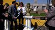 La intendenta inauguró el busto de Mauricio Macri. (Foto: gentileza Municipalidad de Villa Ascasubi)