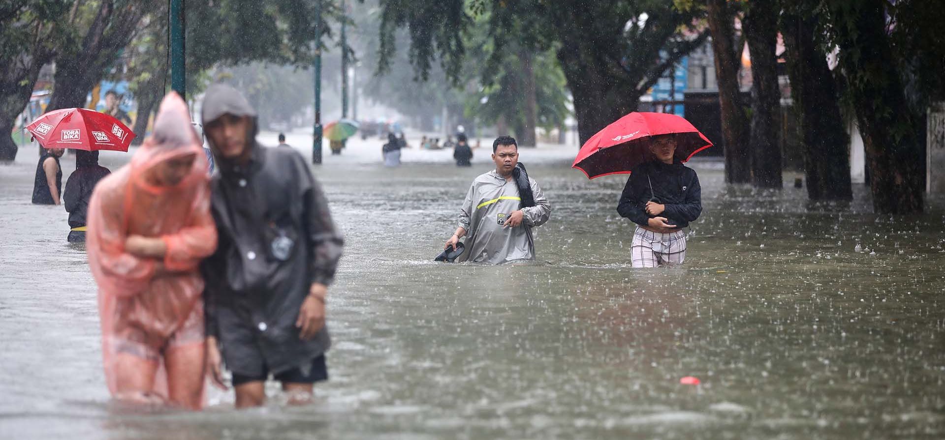 La gente camina a través del agua en una calle inundada en Medan, Sumatra del Norte, Indonesia, el jueves 27 de noviembre de 2025. (Foto AP/Binsar Bakkara) La gente camina a través del agua en una calle inundada en Medan, Sumatra del Norte, Indonesia, el jueves 27 de noviembre de 2025. (Foto AP/Binsar Bakkara)